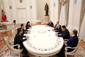 党中央总书记苏林的特使、党中央政治局委员、越南外交部长黎怀忠24日在克里姆林宫会见了俄罗斯联邦总统普京。