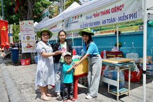 民众获免费发送饮用水。摄于2026年2月28日中午。