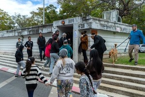 特拉维夫民众进入防空设施。