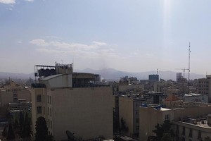 这是2月28日拍摄的伊朗德黑兰市中心景象。