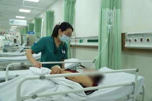 正在175军医医院急救科接受监测的其中一名患者。