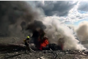 消防员在贝特谢梅什扑灭由火箭弹引发的火警。摄影：MDA/ 以色列时报