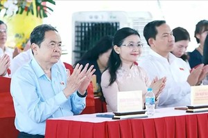 国会主席陈青敏出席同奈省2号乡路项目启动仪式。