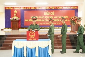 干部、战士为第十六届国会代表和2026-2031年任期各级人民议会代表选举投票。