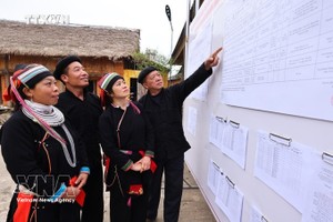 选民可以查看公开张贴的候选人名单。