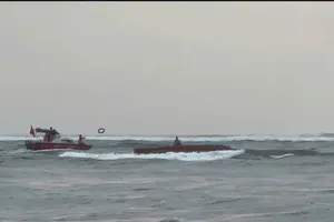  边防部队接近沉没的渔船。