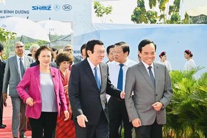 原国家主席张晋创、原国会主席阮氏金银、胡志明市市委书记陈留光出席动工仪式。