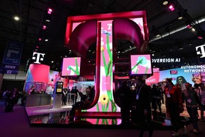 3月5日，在西班牙巴塞罗那举行的2026年世界移动通信大会上，人们在展厅参观。