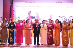 老挝越南长衫遗产俱乐部委员会正式亮相。