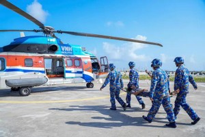 将患者送上直升机。