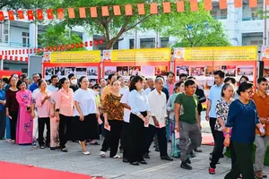 选民在14号投票区（福门乡杜文起初中）排长队参加投票。