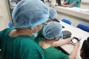 公立医疗单位新毕业医生的薪资按公务员薪级表计算。