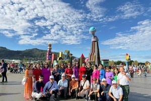 游客参观台湾地区。