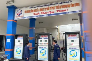 7号市场管理队的市场管理干部在违规加油站进行检查和核实。