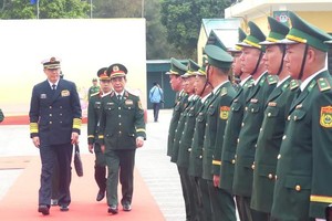 茶古边防哨所干部、战士迎接两位部长。