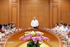 党中央总书记、中央反腐败、反浪费、反消极指导委员会主任苏林主持会议。