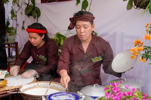 清池肠粉粉皮薄、软、透，带有大米自然清香，常配以清淡蘸料和炸葱食用。