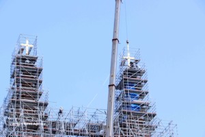 西贡圣母大教堂两座重达800多公斤的镀金十字架已成功安装在约60米高处的锌制塔尖上。