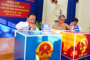 安庆坊选民在1号选举单位进行投票。