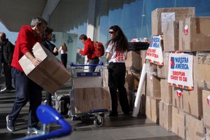 根据“欧洲团结赴古巴”（European Convoy to Cuba）倡议，集结运往古巴的粮食和医疗物资。图：拉丁美洲通讯社