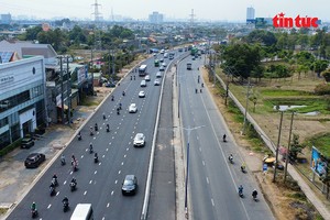 将道路从6条车道拓宽至8条车道有助交通变得更加顺畅。