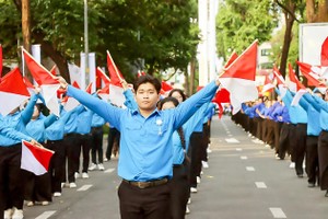 胡志明市共青团团员和青年参加汇演，庆祝胡志明共青团成立95周年纪念。