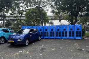 电动摩托车换电柜随处可见。