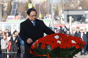 政府总理范明政在俄罗斯莫斯科向胡志明主席纪念碑敬献花圈。