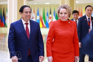 政府总理范明政与俄罗斯联邦委员会主席瓦莲京娜·马特维延科。