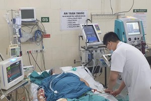 登革热患者在医疗单位接受治疗。