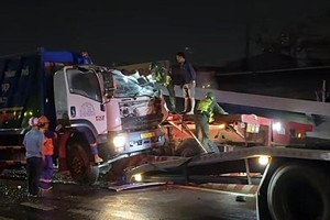 钢板压中垃圾车头部。