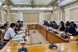 双方工作会议场景。