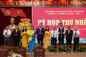 省委书记武鸿文向新一届同奈省人民议会主席及各副主席送花祝贺。