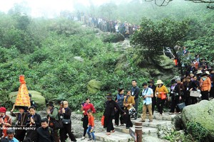 游客涌向北宁省西安子信仰生态旅游区。