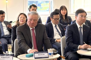 越南政府常务副总理阮和平在旧金山市出席越美金融与技术座谈会。