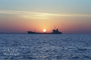 油轮停泊在霍尔木兹海峡（Hormuz）格什姆岛（Qeshm）近海区域。