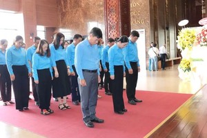 胡志明市工会干部代表团默哀1分钟悼念孙德胜主席。