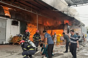 就地力量与居民参与灭火。