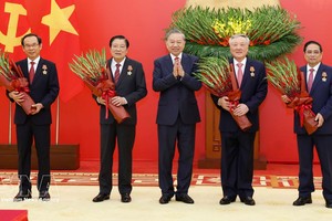 党中央总书记苏林向党和国家领导人、原领导人授予军功勋章和党龄徽章。