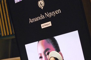 活动发言者阿曼达·阮—女性权益活动家、首位进入太空的越裔女性—发表讲话。