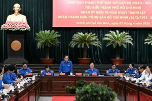 胡志明市市委书记陈留光及市领导与胡志明市的模范共青团-会-队干部会面。
