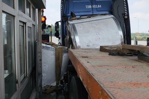 在富美收费站，钢卷掉落砸中收费站岗亭。图：廷文