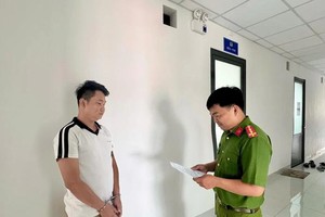 胡志明市公安对银行前职员执行逮捕令。