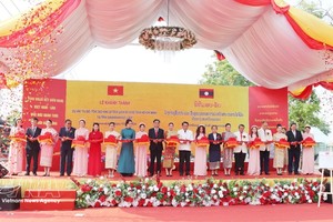 胡志明主席历史遗迹区修缮保护项目竣工暨移交仪式举行。