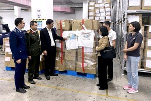 职能机关检查印有越南地图但缺少黄沙、长沙群岛的T恤。