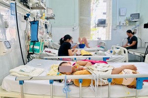 在第一儿童医院接受手足口病治疗的患儿。