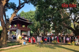 游客参观文庙-国子监遗迹。