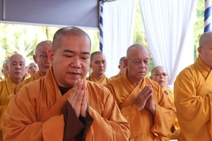 诸尊诵经超度祈福。