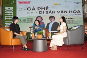 新闻工作者武金幸在活动中交流。