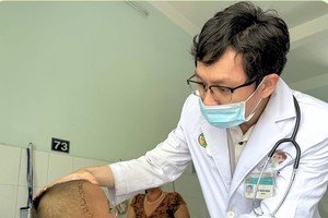 医生为患儿检查手术切口情况。